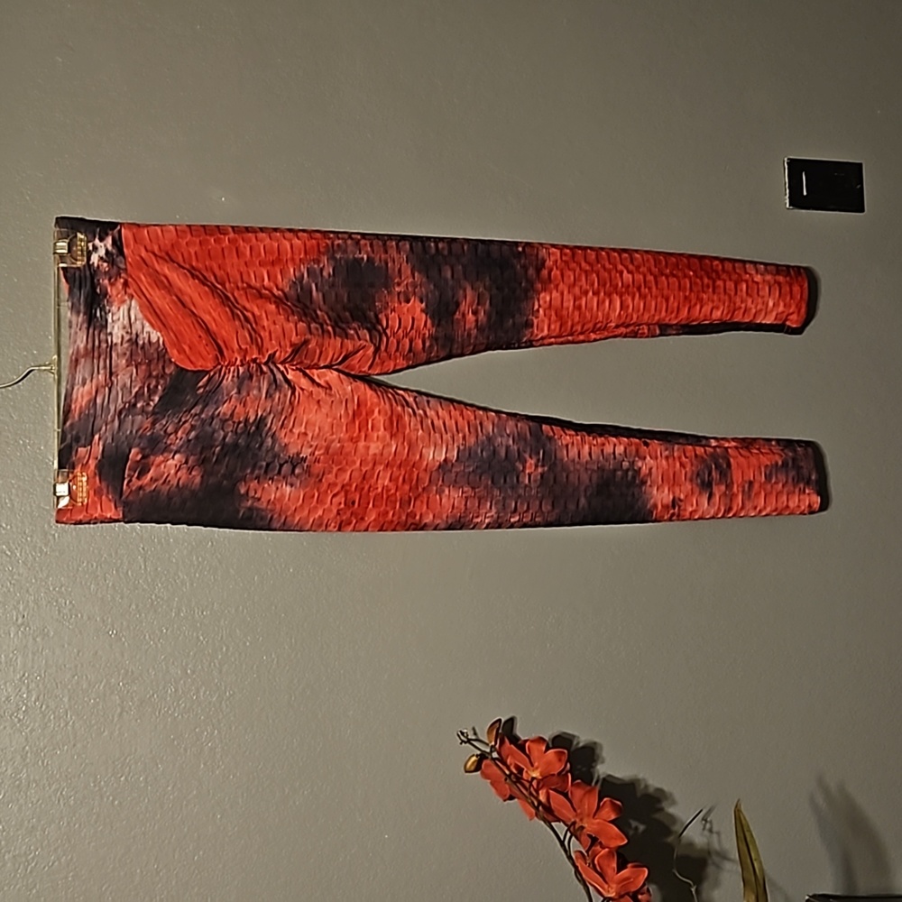 Butt lifting pink and black honeycomb leggings - Picture 2 of 3